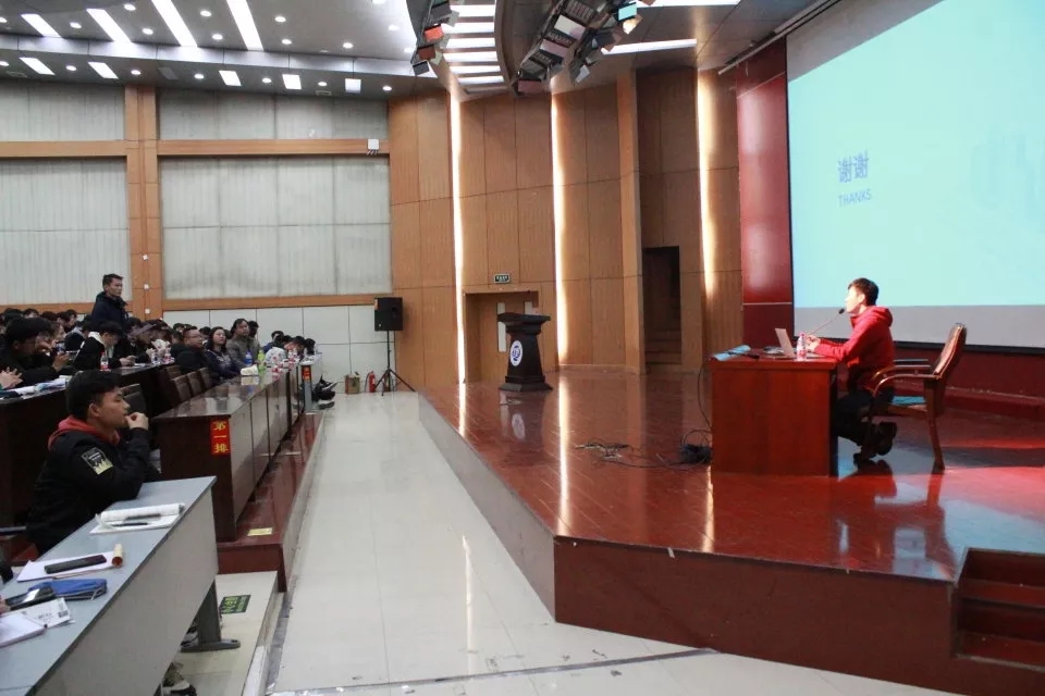 职坐标联合阿里云在河南大学开展校企交流活动讲座 | 科学引领创新 技术照耀未来